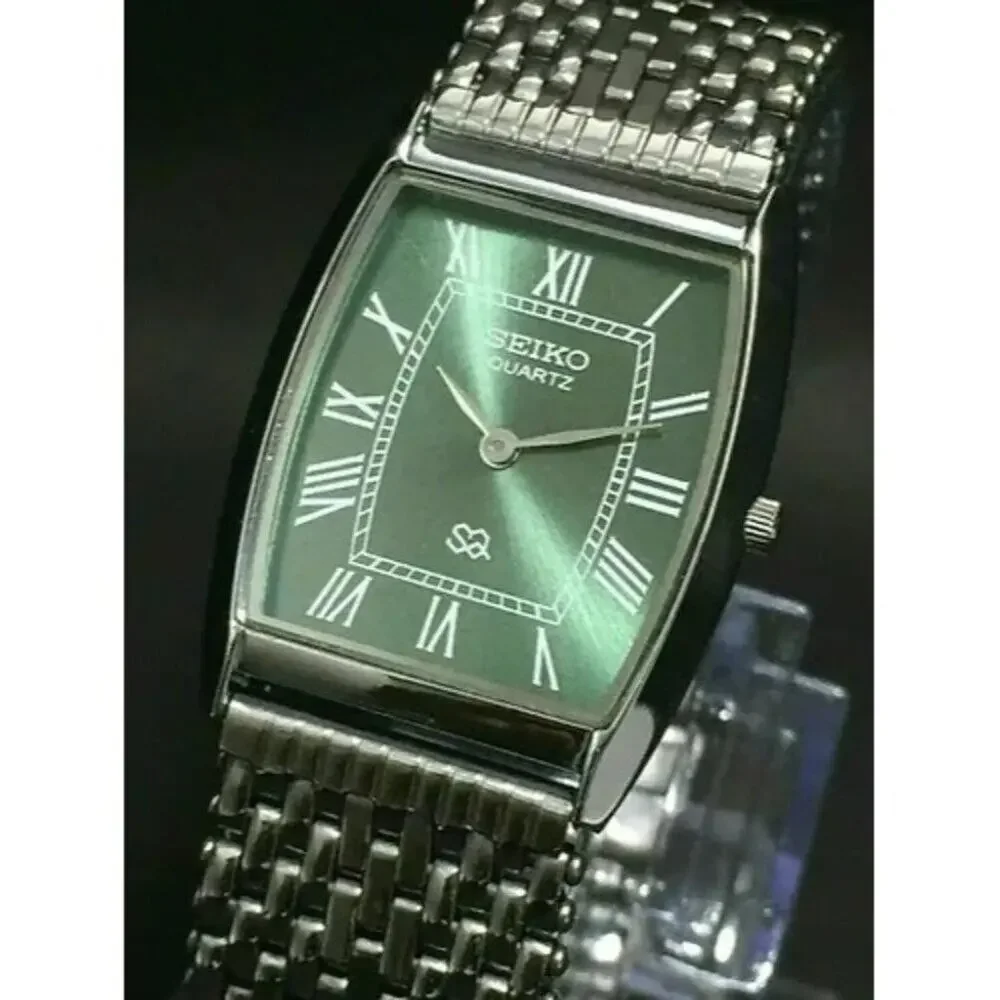 Vintage Style Seiko Quartz Mens Silver Watch & Green accents W/ Metal Strap